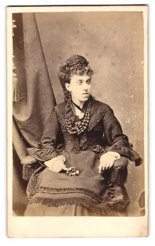 Fotografie Napoleon Syrus, London, 235 Balls Pond, junge Lady mit Halsketten & Haarreif