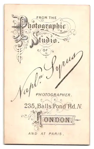 Fotografie Napoleon Syrus, London, 235 Balls Pond, junge Lady mit Halsketten & Haarreif