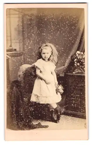 Fotografie Napoleon Syrus, London, 235 Balls Pond, Mädchen mit Korb im weissen Kleid