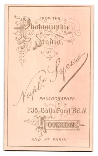 Fotografie Napoleon Syrus, London, 235 Balls Pond, Mädchen mit Korb im weissen Kleid