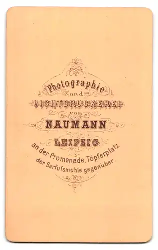 Fotografie Atelier Naumann, Leipzig, Töpferplatz, Portrait Mädchen mit Kragenbrosche im karierten Kleid