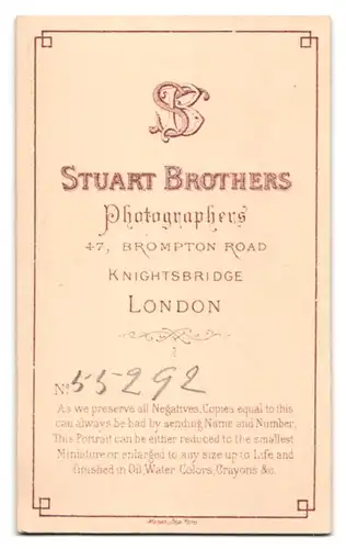 Fotografie Stuart Brothers, London, 47 Brompton Road, junge Dame im schwarzen Kleid