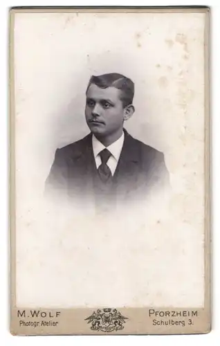 Fotografie M. Wolf, Pforzheim, Schulberg 3, Portrait junger Mann trägt Anzug und Krawatte