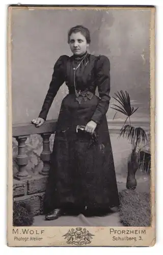 Fotografie M. Wolf, Pforzheim, Schulberg 3, Dame trägt schwarzes Tailiertes Kleid
