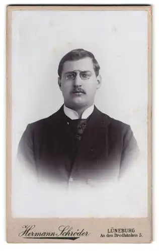 Fotografie Hermann Schröder, Lüneburg, An den Brodbänken 5, Portrait Herr mit Zwicker im Anzug