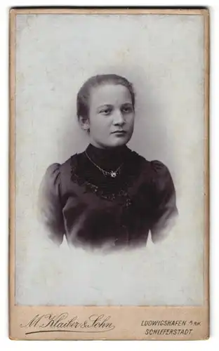 Fotografie M. Klaiber & Sohn, Ludwigshafen / Rhein, Kaiser Wilhelmstr. 22, Portrait Mädchen im schwarzen kleid