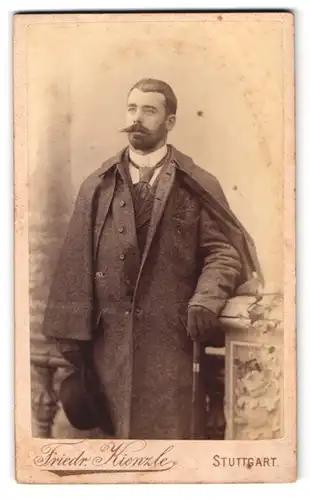 Fotografie Friedrich Kienzle, Stuttgart, Breitestr. 2, Herr mit Vollbart trägt eleganten Mantel