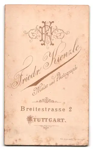 Fotografie Friedrich Kienzle, Stuttgart, Breitestr. 2, Herr mit Vollbart trägt eleganten Mantel