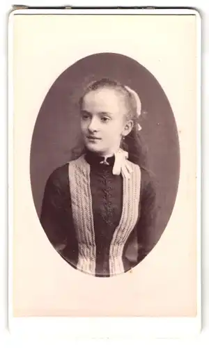 Fotografie Atelier Christian, Paris, 40 Rue des Saints Peres, Portrait Mädchen mit Haarschleife