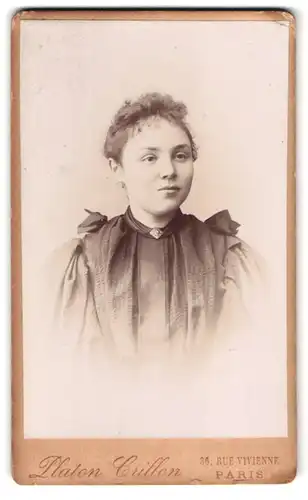 Fotografie Platon Crillon, Paris, 36 Rue Vivienne, Portrait Mädchen im schwarzen Kleid mit Brosche