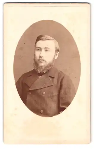 Fotografie J. Quirin, Strasbourg, 3 rue des Charpentiers, Portrait junger Mann mit Vollbart