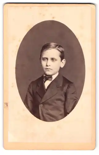 Fotografie J. Quirin, Strasbourg, 3 rue des Charpentiers, Portrait Knabe trägt Fliege & Anzug