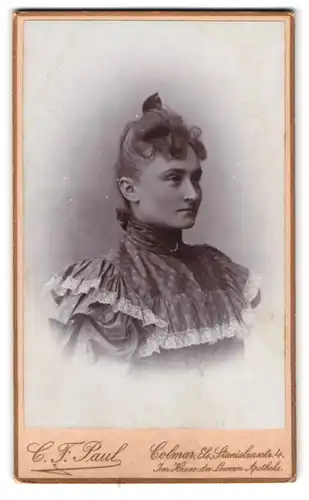 Fotografie C.F. Paul, Colmar / Elsass, Stanislausstr. 4, Portrait junge Dame trägt Bluse mit Rüschen