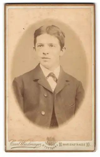 Fotografie Carl Wiedmayer, Stuttgart, Marienstr. 10, Portrait Bursche trägt Anzug & Fliege