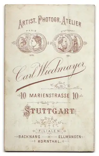 Fotografie Carl Wiedmayer, Stuttgart, Marienstr. 10, Portrait Bursche trägt Anzug & Fliege