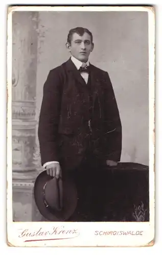 Fotografie Gustav Krenz, Schirgiswalde, junger Mann mit Hut im Anzug