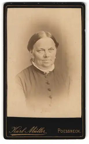 Fotografie Karl Müller, Poessneck, Schleizerstr. 421, Portrait bürgerliche Dame mit Brosche