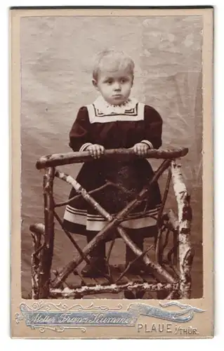 Fotografie Franz Kummer, Plaue i. Thür., Kleinkind auf Birkenstuhl stehend