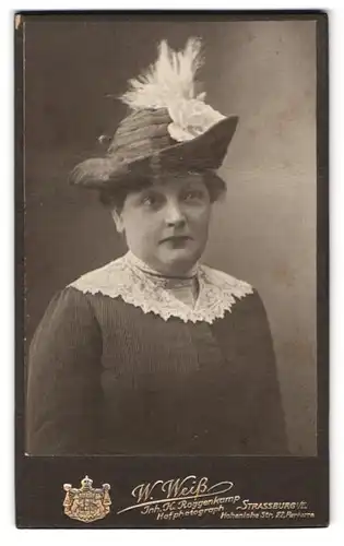 Fotografie W. Weiss, Strassburg / Elsass, Hohenlohestr. 22, Portrait bürgerliche Dame trägt Hut mit Blumenschmuck
