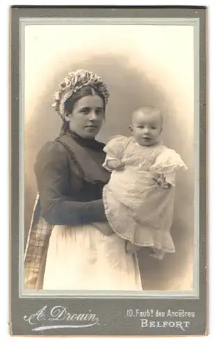 Fotografie A. Drouin, Belfort, 10 Faub des Ancetres, Mutter mit Haube & Schleier hält Baby im Taufkleid