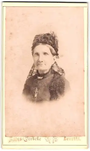 Fotografie F. Meeus-Verbeke, Louvain, 24 Rue de la Station, Portrait Grossmutter mit Haube & Schleier