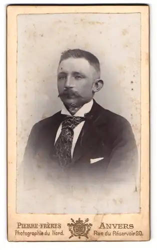 Fotografie Pierre-Freres, Anvers, 20 Rue du Reservoir, Portrait Herr mit Schnauzbart trägt Anzug und Krawatte