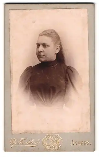Fotografie Ch. Froehlich, Anvers, 31 Rue Van Wesenbeke, Portrait junge Dame gut bürgerlich gekleidet