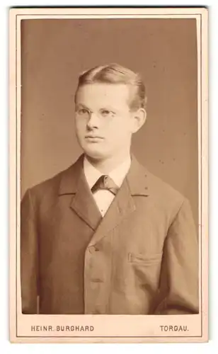 Fotografie Heinrich Burghard, Torgau, Erzenstr. 40, Portrait junger Mann mt Brille im Anzug