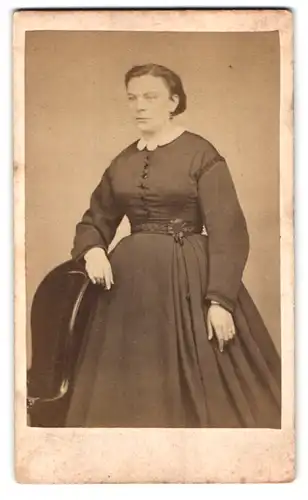 Fotografie Theodore Candidus, Strasbourg, 8 Quai des Bateliers, Portrait Dame im weiten Kleid