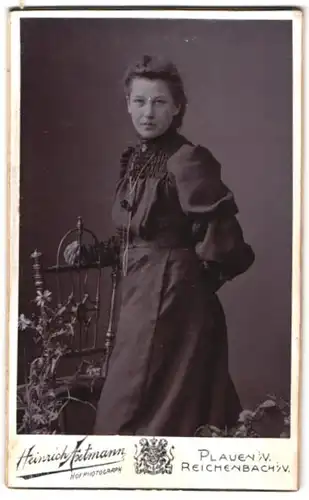 Fotografie Heinrich Axtmann, Plauen i. V., Bahnhofstr. 27, hübsche junge Dame im schwarzen Kleid