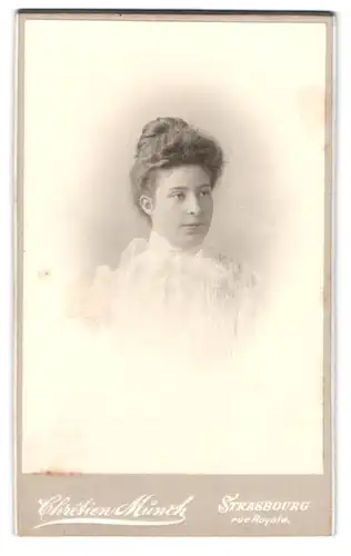 Fotografie Chretien Münch, Strasbourg, Rue Royale, Portrait junge Dame trägt weisse Bluse mit Spitze