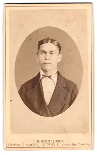 Fotografie H. Hermestroff, Saarlouis, Silberherzstr. 11, Portrait Herr mit Mittelscheitel im Anzug