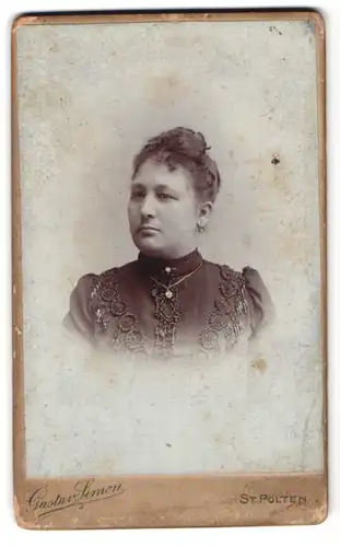 Fotografie Gustav Simon, St. Pölten, Parkpromenade 20, Portrait Edeldame im schwarzen Kleid