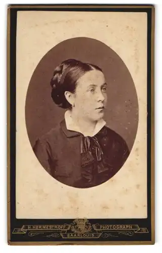 Fotografie H. Hermestroff, Saarlouis, Silberherzstr. 11, Portrait junge Dame mit hochgebundenem Haar