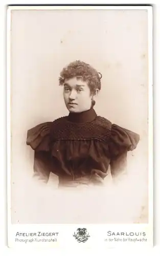Fotografie Atelier Ziegert, Saarlouis, Portrait junge Dame im schwarzen Sonntagskleid