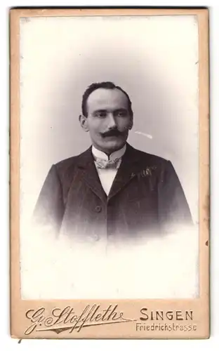 Fotografie G. Stoffleth, Singen, Friedrichstrasse, Portrait Herr mit hoher Stirn & Schnauzbart