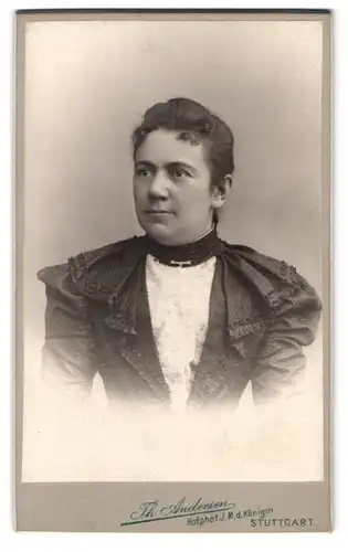 Fotografie Th. Andersen, Stuttgart, Charlottenstr. 8, Portrait Dame trägt Bluse mit Rüschen