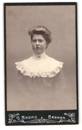 Fotografie G. Brems, Bremen, Landwehr-Str. 140, Portrait Dame im Kleid mit Rüschenkragen