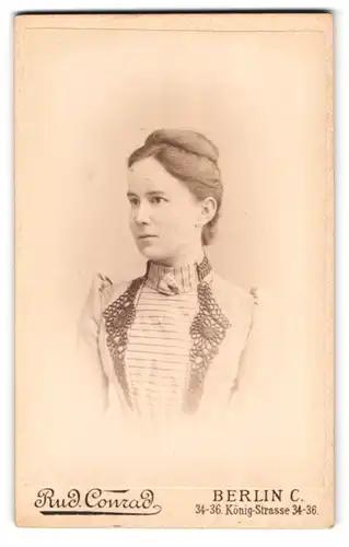 Fotografie Rud. Conrad, Berlin, König-Str. 34-36, Portrait Dame im bestickten kleid mit Hochsteckfrisur