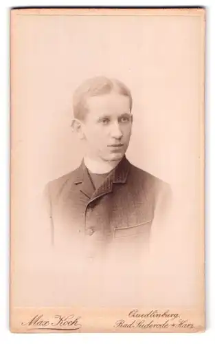 Fotografie Max Koch, Quedlinburg, Marktstr. 11, Portrait junger Mann im karierten Anzug