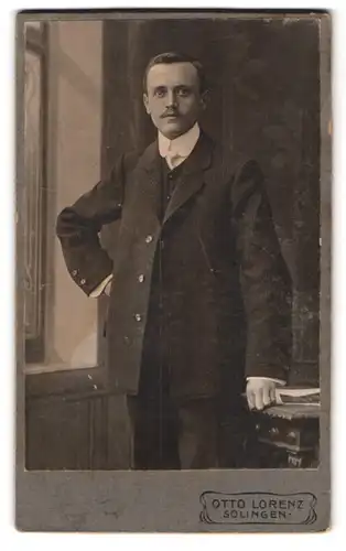 Fotografie Otto Lorenz, Solingen, Kaiserstr. 259, Portrait Herr im dunklen Anzug mit weissem Schlips