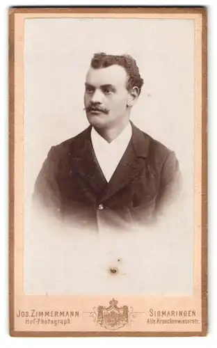 Fotografie Jos. Zimmermann, Sigmaringen, Alte Krauchenwieserstr., Portrait Mann im Anzug mit Moustache und Locken