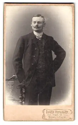 Fotografie Eugen Hofbauer, Suhl i. Thr., Plan 14, Portrait Mann im Anzug mit Zwicker Brille und Schnauzer