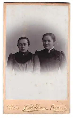 Fotografie Fritz Egem, Speyer a. Rh., Bahnhofstr. 5, Portrait zwei Damen in Biedermeierkleidern mit Brosche