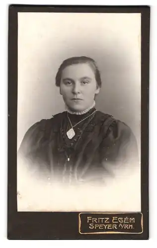 Fotografie Fritz Egem, Speyer a. Rh., Portrait junge Frau im Kleid mit Halskette