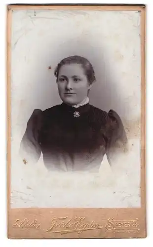 Fotografie Fritz Egem, Speyer a. Rh., Bahnhofstr. 5, Portrait junge Frau im Biedermeierkleid mit Brosche
