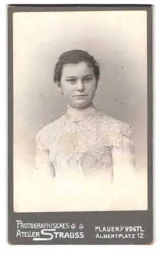 Fotografie Strauss, Plauen i. Vogtl., Albertplatz 12, Portrait Frau im weissen Spitzenkleid mit Locken