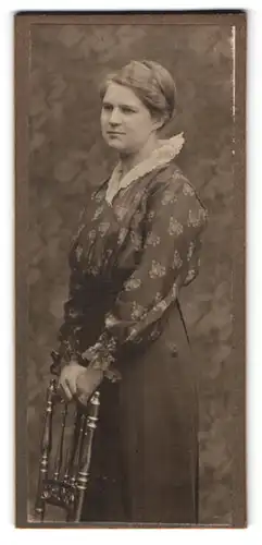 Fotografie S. Wronker & Co., Pforzheim, Westliche 17, Portrait Dame im Tüllkleid mit Spitzenkragen