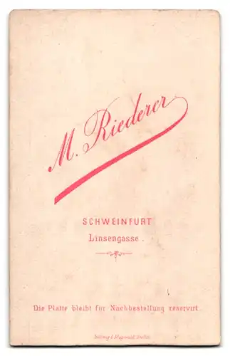 Fotografie M. Riederer, Schweinfurt, Linsengasse, Portrait Mann im Anzug mit Fliege und Locken