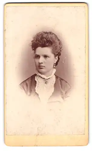 Fotografie Edmund Risse, Norderney, Strand Str. 72, Portrait Dame im Biedermeierkleid mit toupierten Haaren